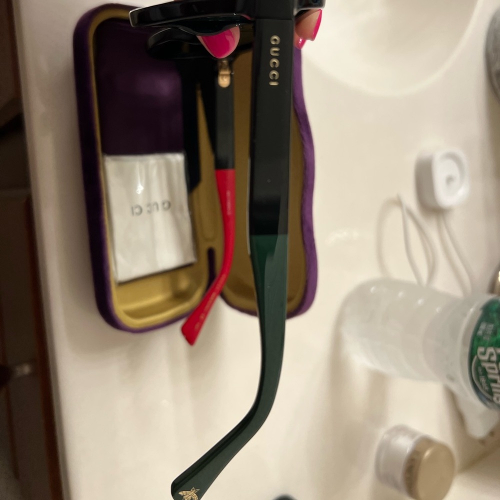 Gucci men’s sunglasses with a green and red arm. case, dust bag, cleaning cloth